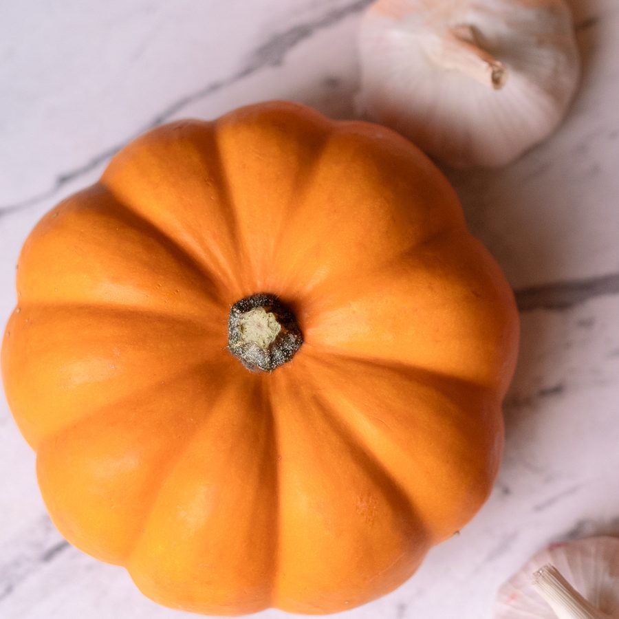 A small pumpkin, sweet potatoes and garlic